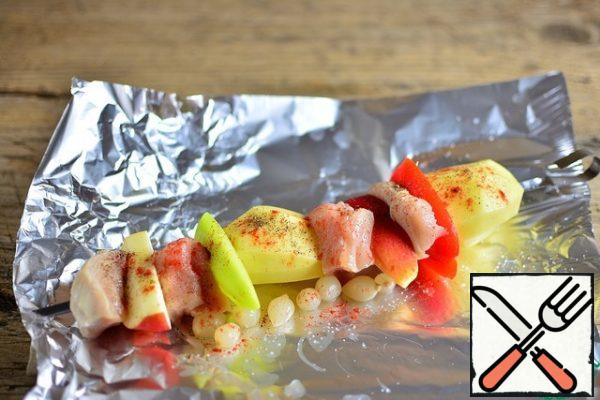 Thread all the ingredients on a skewer in turn, the meat should come into contact with the Apple slices. Cut the potatoes with a skewer, season with salt and pepper and sprinkle with paprika on both sides. Add the pickled onion (you can replace it with pickled gherkins).