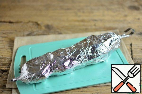 Pack tightly in foil and fry directly on the coals, sometimes turning (if the coals are hot) and you can not turn at all, if the coals are moderately hot, then one barrel will fry nicely.
Fry until the potatoes are soft, this can be checked with any poker, a little pressure.