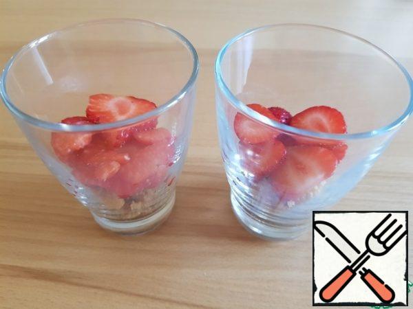 Put the crushed cookies in the cups. And sliced strawberries. ( one glass takes about 2 strawberries).