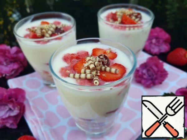Mix the yogurt with 1 tablespoon of powdered sugar (more or less, to your taste), spread on strawberries and cookies.
Leave a couple of strawberries for decoration.
Chop the rest in a blender and garnish with crushed strawberries for dessert.