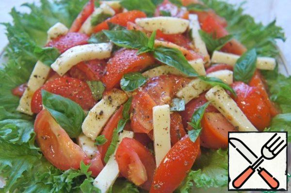 Mix the oil and vinegar. Season the salad and mix gently again.