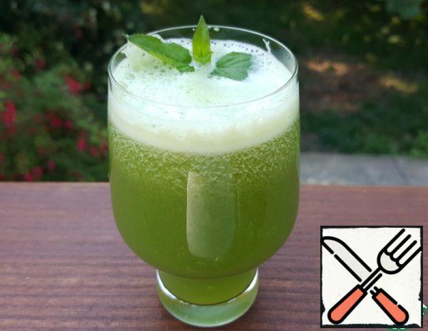 We'll need a juicer. Squeeze cucumbers, apples and mint on a juicer. The cocktail is delaminated so you should mix it. Garnish with mint and cool!