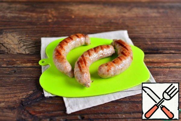Fry the sausages until they are ready on the grill, turning them often, no more than 8-10 minutes on hot coals, without drying them out.