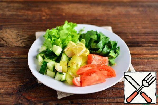 On a plate, cut the vegetables, lemon and herbs. Stir.