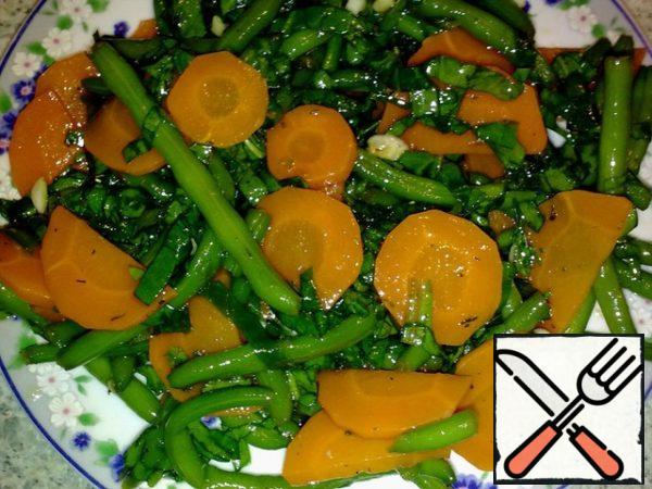 Wash the spinach, dry and cut into wide strips.  Peel the carrots, cut into thin circles.  Prepare frozen green beans.
Boil water in a saucepan, add carrots and cook for 2 minutes.  Add beans.  Boil the vegetables together for another 2-3 minutes.  Discard in a colander, rinse with cold water (to maintain a bright color).  Combine carrots, beans and spinach in a bowl.
Preparing the dressing.  Peel, chop, mix the garlic with soy sauce, honey, vinegar and oil.  Season with salt and pepper.