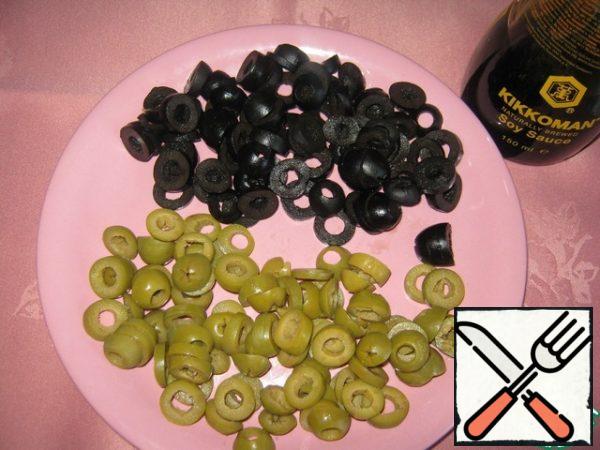 Cut the olives into slices.