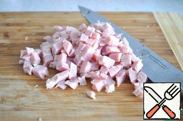 Cut the ham into cubes.