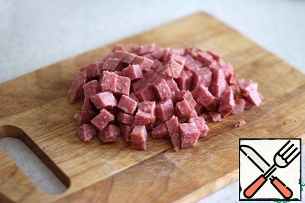 Cut into small pieces Servelat (in the photo 4 slices, but as for me-2 will be enough).
