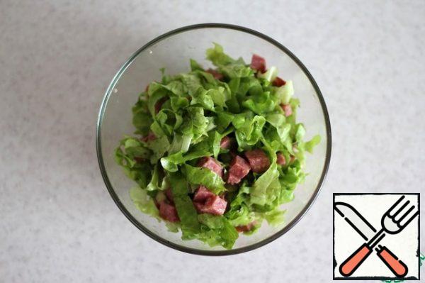 Mix the ingredients, add salt, pepper, and olive oil. In a frying pan, fry 1 egg in a small amount of oil. Spread the salad on a plate, carefully lay the egg on top and serve immediately.