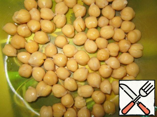 Pre-boil the chickpeas. Put it in a Cup.