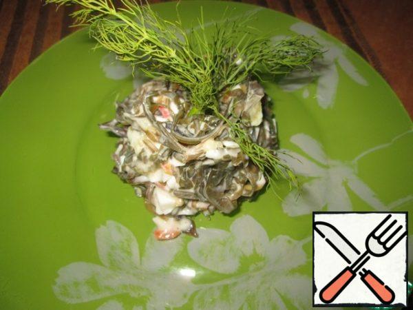 All products are cut into cubes. And cut the seaweed that would not be long. Add mayonnaise and mix.