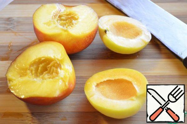 Cut the peaches and apricots into cubes.
