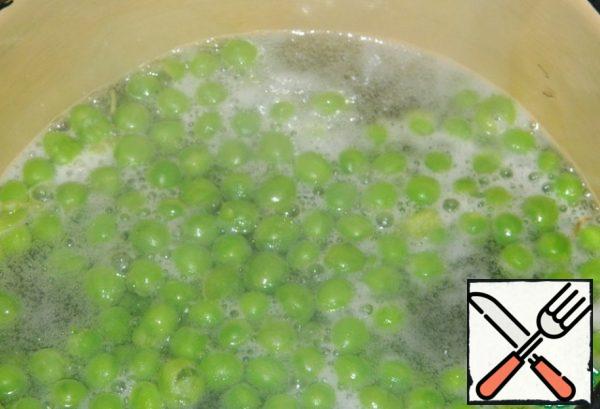 Bring a small amount of water to a boil, add salt and boil the peas for 5 minutes.