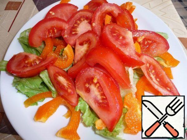 Pepper cut randomly, tomato cut into slices. Place on a lettuce leaf and sprinkle with garlic powder.