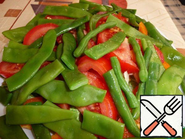 Put the string beans on top. I have already boiled (beans cut into pieces, boil in boiling salted water for 5 minutes, drain, rinse under cold water, let the water drain).