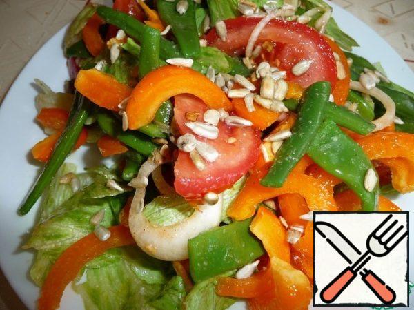 Add salt and pepper to taste,
mix the salad and leave it to infuse for 10 minutes.