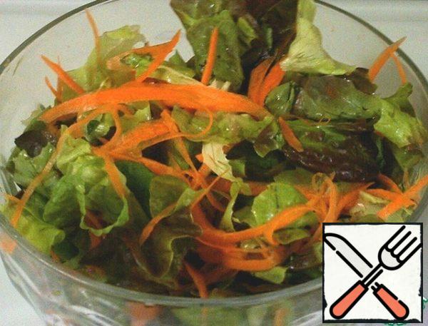 Wash and dry the salad. I usually take leaf lettuce, corn lettuce, and arugula. Put in a salad bowl and mix with the carrots and cheese cubes.