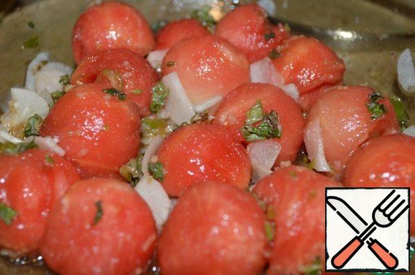 Mix the watermelon and daikon in a bowl, pour over the dressing, sprinkle with chopped mint and mix.