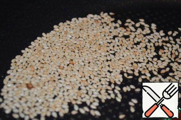 Fry the sesame seeds in a dry pan until Golden and fragrant. Sprinkle the salad with sesame seeds.