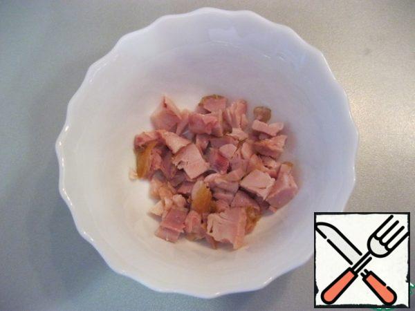 Salad spread in salad bowls in portions of the layers.
1st layer: sliced smoked ham.