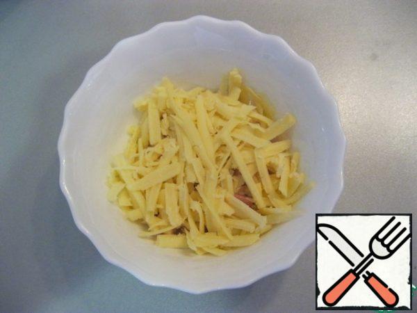 2nd layer: cheese grated on a large grater.