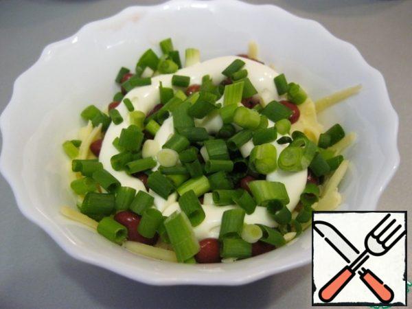 Sprinkle with green onions on top. You can serve it in portions for each guest or in a common salad bowl. Whatever you like)))