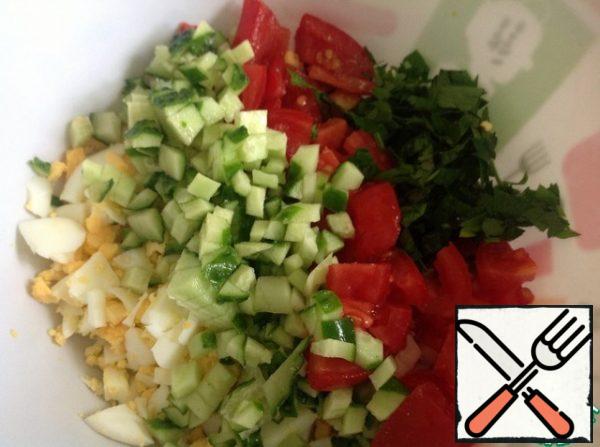 Eggs, cucumber cut into small cubes. The tomato is slightly larger. Finely chop the greens.