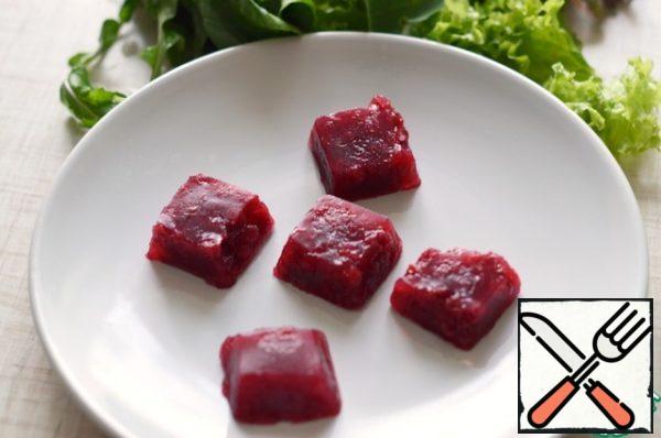 Wash and dry the lettuce leaves. Remove the jelly cubes from the molds. I cut these cubes into 4 parts.