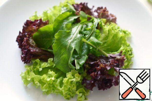 4. On a plate put the salad leaves. Add salt and pepper to the liver and breaded in flour. Heat the oil in a frying pan and fry the liver on both sides until Golden brown.

