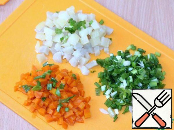Vegetables and eggs are pre-boiled, cooled and cleaned. Cut potatoes and carrots into small cubes,