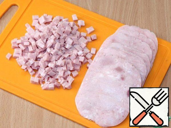 Mix all the finely chopped ingredients, put the green peas, add mayonnaise and season with salt to taste. We still mix once more, so that the mass becomes almost uniform.