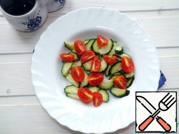 Meanwhile, cut all the vegetables and put them in a bowl.
Cucumbers and tomatoes (I took cherry).