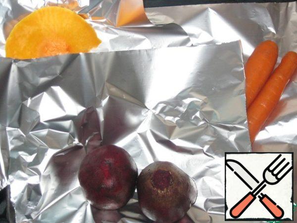 Wash the beets and carrots and put them together with a piece of pumpkin on foil.