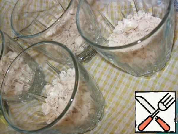 Boiled chicken meat (I have meat from the breast) cut into medium pieces. Put on the bottom of the glasses, lightly tamp, add salt.