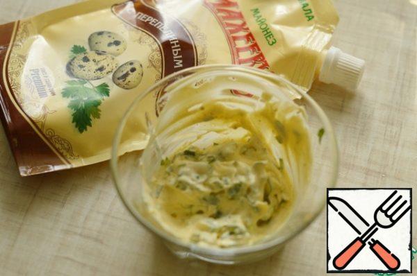 Mix with mayonnaise and soy sauce, season with salt, pepper, curry, add chopped parsley.