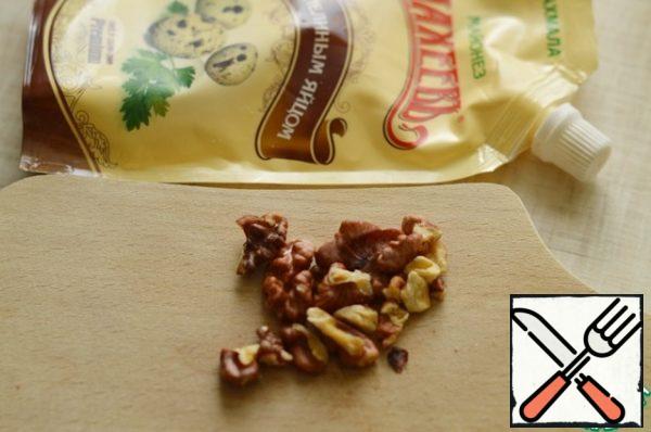 Chop the nuts coarsely.