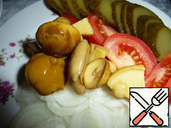 Grate the onion rings, chop thinly, cut the tomato into wedges, cucumber and mushrooms into small pieces.