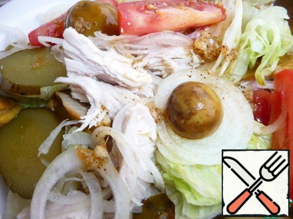 Season the salad with the filling.