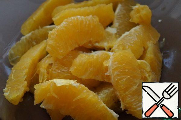 Peel the oranges from the skins and films over the bowl, trying not to break the slices. Save the selected juice.