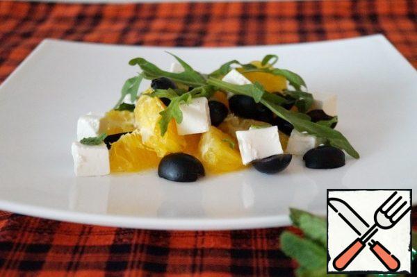 Carefully mix all the ingredients, add the arugula and mint leaves.