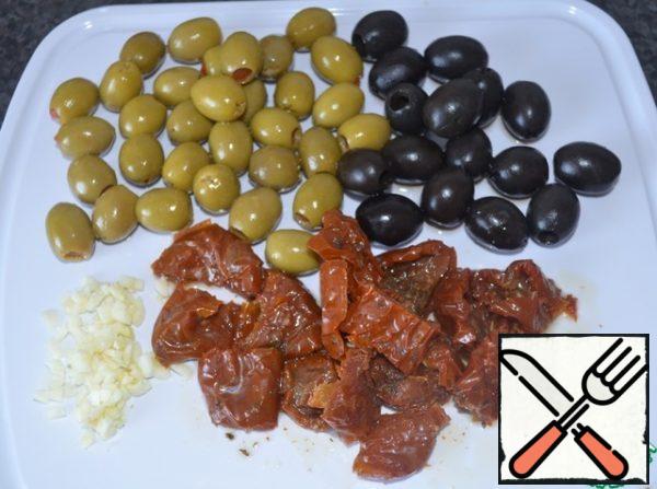 Peel and chop the garlic.  Leave the olives whole, but you can also cut them into rings.  Cut the tomatoes into 2-3 pieces.