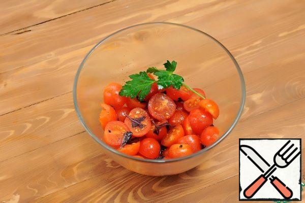 5. Place the roll on a baking sheet and place in the oven.  If you are using a barbecue, place the roll on the wire rack and close the lid.
Bake for 10-20 minutes.
6. In a bowl, combine tomatoes, cut in half, with 1/4 teaspoon.  salt, 1/4 tsp.  pepper, 1 tbsp.  l.  olive oil and basil leaves, torn into pieces.