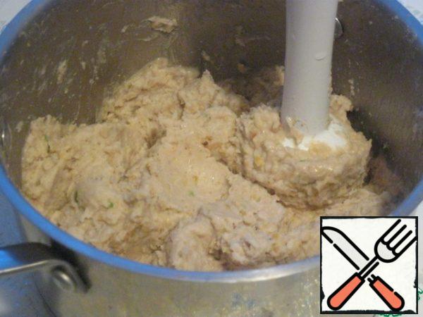 Grind with a blender, adding water in which the chickpeas were cooked with beans.
Pour in oil, stir.