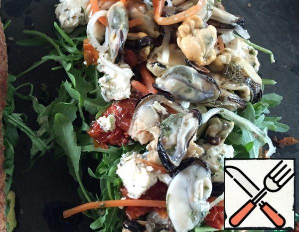Sandwich with Mussels, sun-dried Tomatoes and Arugula Recipe