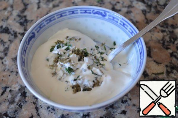 2. Mix sour cream, tarragon, capers, add salt and Tabasco to taste.