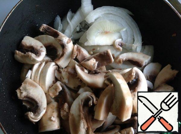 Cut the onion into half rings, the mushrooms into slices.  Fry in vegetable oil.