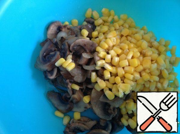 Put the cooled mushrooms in a salad bowl along with the corn.  Salt.