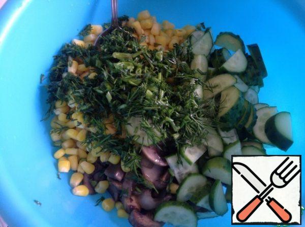 Chop the dill, cut the cucumber into half slices.  I have enough oil from frying mushrooms with onions, you focus on your taste.  If you need to, add more oil to the salad and mix well.