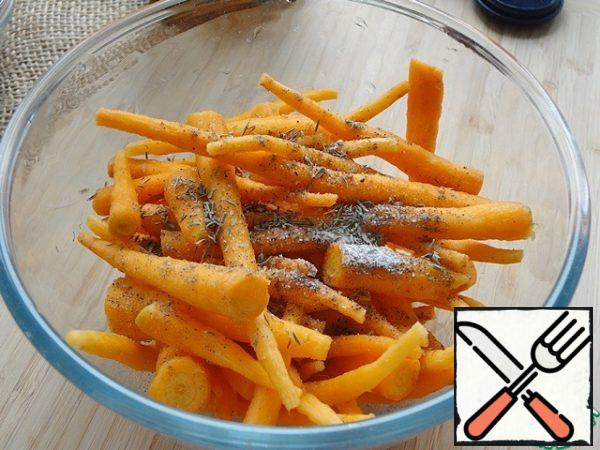 Sprinkle the prepared carrots with salt, pepper and thyme.  We mix.