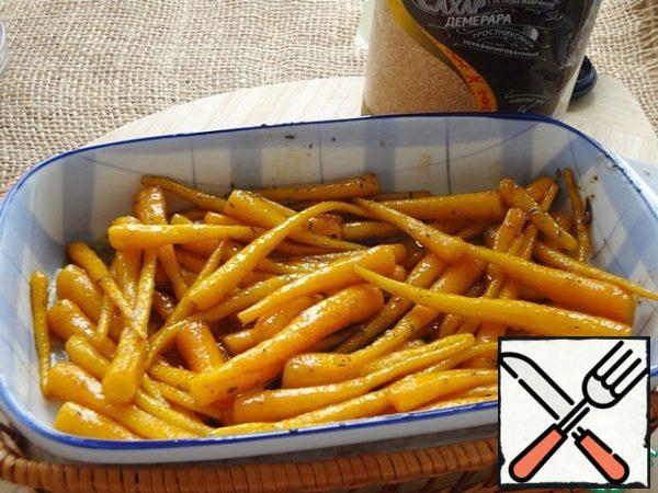 Next, put the caramelized carrots in a heat-resistant dish.